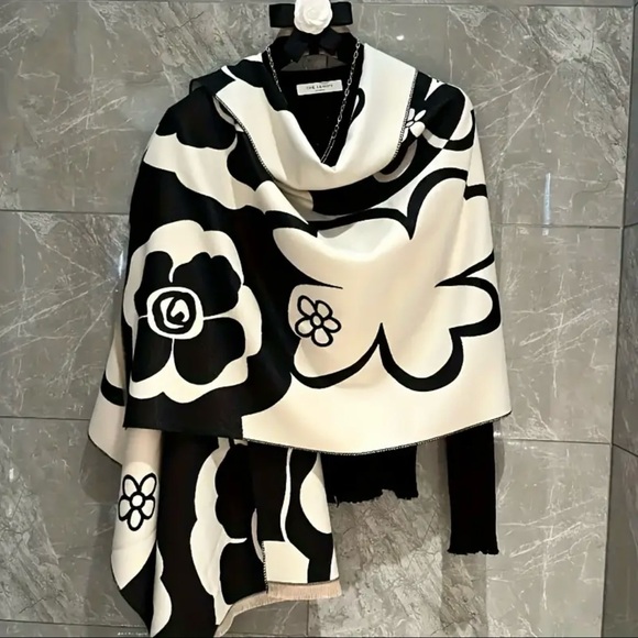 Elegant Black and White Floral Scarf/Wrap, Stunning, NEW, Lux Vibes - Picture 1 of 6